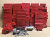 beaucoup de boîtes rouges posées sur une table