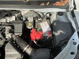 le moteur d'une voiture dont le capot est rempli de bric-à-brac