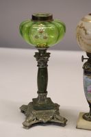 Lampe à pétrole Napoléon III en verre vert à décor émaillé d… (photo 2)
