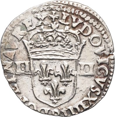 une vieille pièce d'argent surmontée d'une couronne