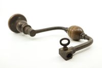 Ensemble de deux outils anciens dont un carré-clé de fontain… (photo 5)