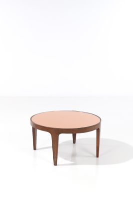 une photo d'une table basse ronde avec un plateau rose