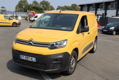 une camionnette jaune garée dans un parking