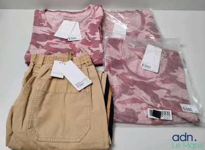 trois paires de pantalons roses et beiges posées sur une table blanche
