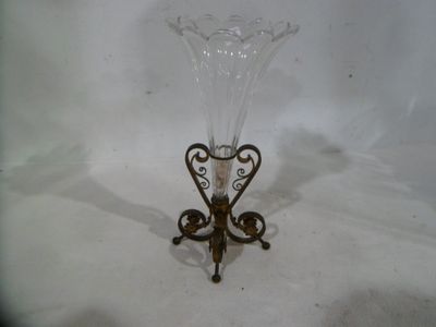 un vase en verre posé sur un support sur une table