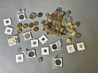 un lot de pièces de monnaie posées sur une table