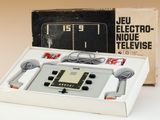 un appareil électronique qui se trouve dans une boîte posée sur la table