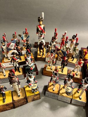 de nombreuses figurines de soldats qui sont exposées