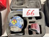 une valise qui contient beaucoup d'objets
