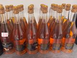 plusieurs bouteilles de vin sont alignées sur une table