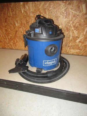 un aspirateur bleu et noir posé sur un plan de travail