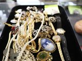 un plateau noir contenant tout un tas de bijoux