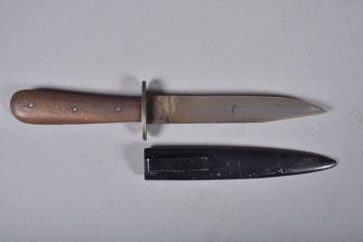 un couteau et un porte-couteau sur une table