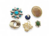 un assortiment de bijoux comprenant des broches, des boucles d'oreilles et des bagues