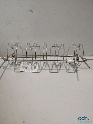 une étagère métallique sur laquelle sont posés plusieurs verres