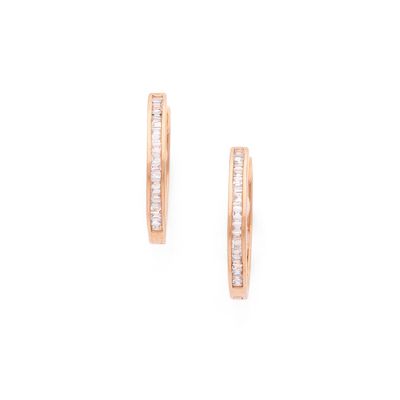 une paire de boucles d'oreilles créoles en or rose serties de diamants