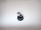 un anneau posé sur un objet noir