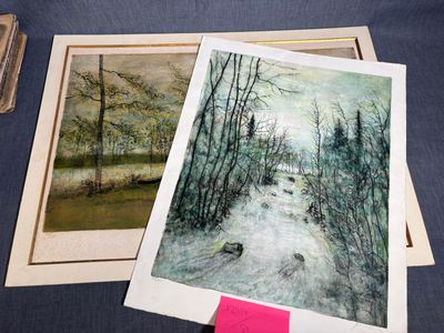 deux photos représentant des arbres et une rivière, posées sur une table