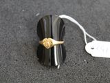 un anneau posé sur un objet noir