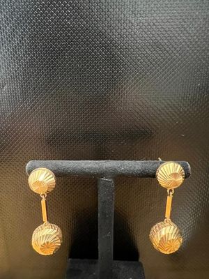 gros plan d'une paire de boucles d'oreilles sur un support