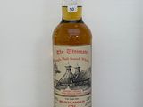 une bouteille de whisky posée sur une table