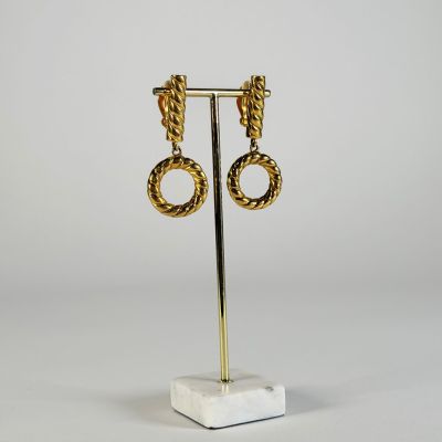 ANONYME, paire de boucles d'oreille en métal doré tressé for…