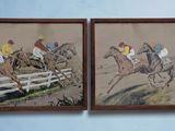 deux tableaux représentant des chevaux et des jockeys accrochés au mur