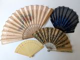 Plusieurs types de ventilateurs sont disposés sur une surface blanche