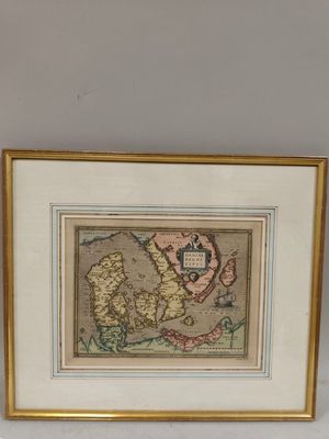 une vieille carte du continent britannique avec un cadre doré