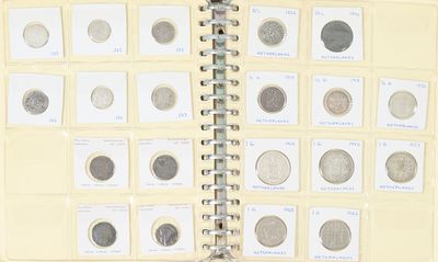 beaucoup de pièces dans un livre posé sur une table