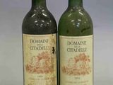 deux bouteilles de vin posées l'une à côté de l'autre sur une table