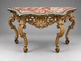 une console richement sculptée, dotée d'un plateau en marbre rouge et vert