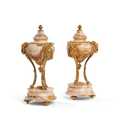 PAIRE DE CASSOLETTES couvertes en onyx légèrement rosé monté…