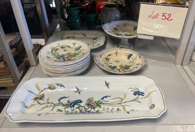 plusieurs assiettes et bols exposés dans une vitrine