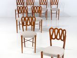 Plusieurs chaises sont disposées en cercle dans une pièce blanche.