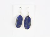 une paire de boucles d'oreilles en pierre bleue sur fond blanc