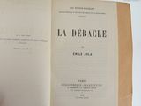 quelqu'un tient un livre ouvert sur une surface blanche