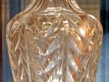 un vase en verre posé sur une table en verre