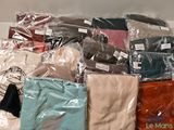 un tas de vêtements emballés dans du plastique