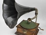 Un vieux gramophone est posé sur une caisse en bois