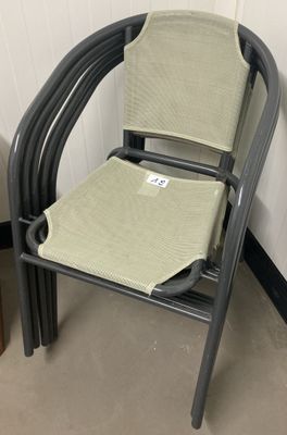 une chaise dont l'assise est munie d'une étiquette