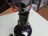 un mixeur posé sur une table dans une pièce