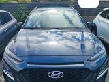 une voiture bleue garée dans un parking à côté d'autres voitures