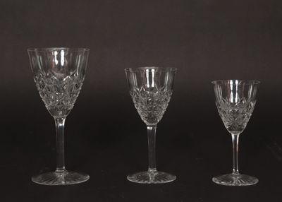 BACCARAT, France. Partie de service de verres modèle "Bellin…