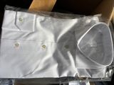 une chemise blanche dans une boîte posée sur une table en bois