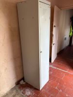 Un lot de 3 vestiaires. On y joint deux poubelles.