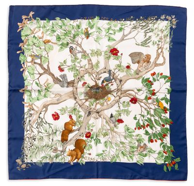 une image représentant une écharpe bleue et blanche ornée d'oiseaux, d'écureuils et de pommes