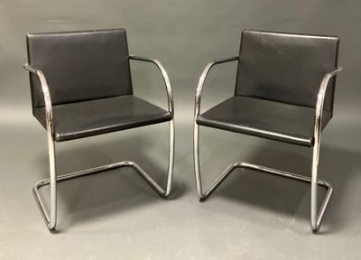 Paire de fauteuils d'après Mies van der Rohe modèle "Brno" 7…