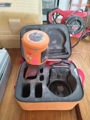 un étui orange contenant un appareil photo, posé sur une table