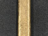 gros plan d'un objet métallique sur une surface noire